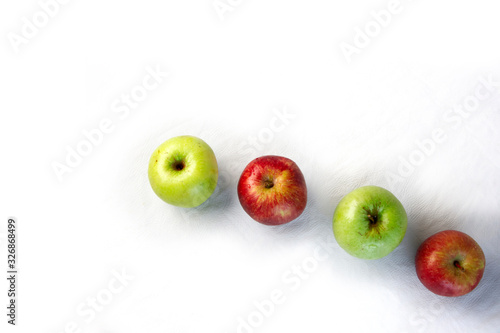 Manzanas verdes y rojas intercaladas photo