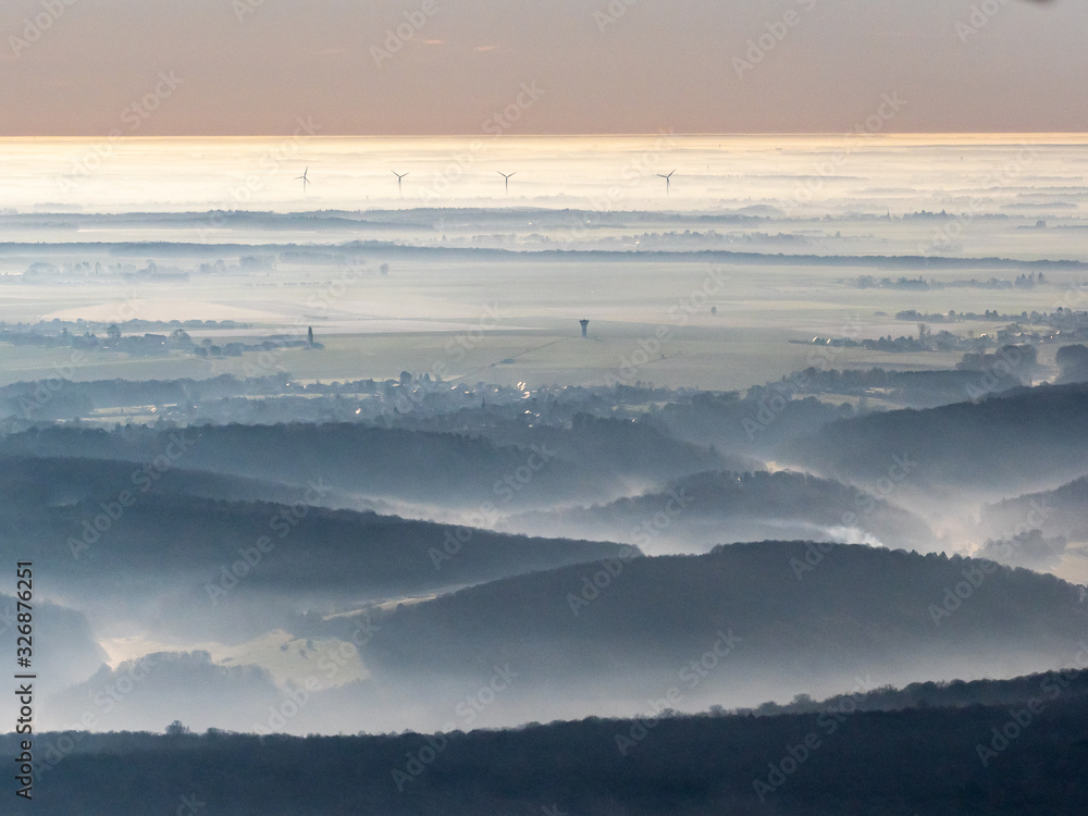 vue aérienne de la vallée de la Seine dans la brume à TVernon dans l'Eure en France