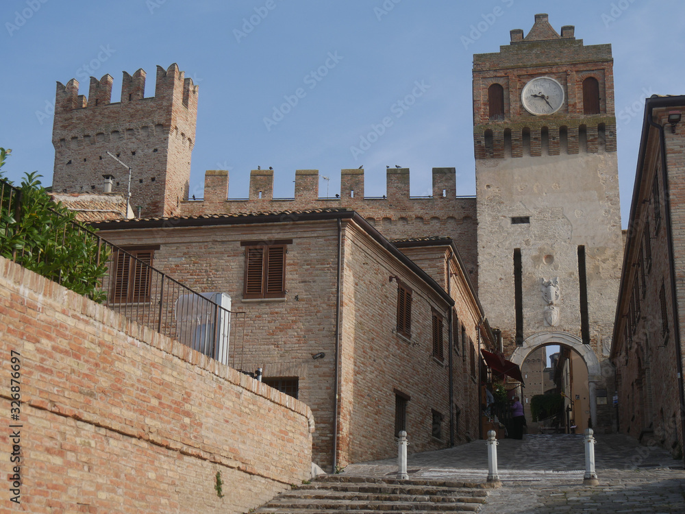 Main entrance of Gradara, built under the Clock Tower StockFoto