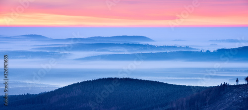 Sonnenaufgang auf dem Brocken  Aussicht   ber H  gel und W  lder mit Talnebel  Nationalpark Harz  Sachsen-Anhalt  Deutschland