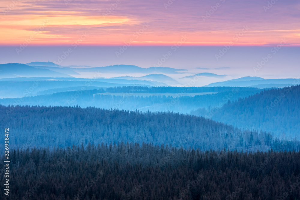 Aussicht über Hügellandschaft mit Talnebel bei Sonnenuntergang, Nationalpark Harz, Niedersachsen, Deutschland