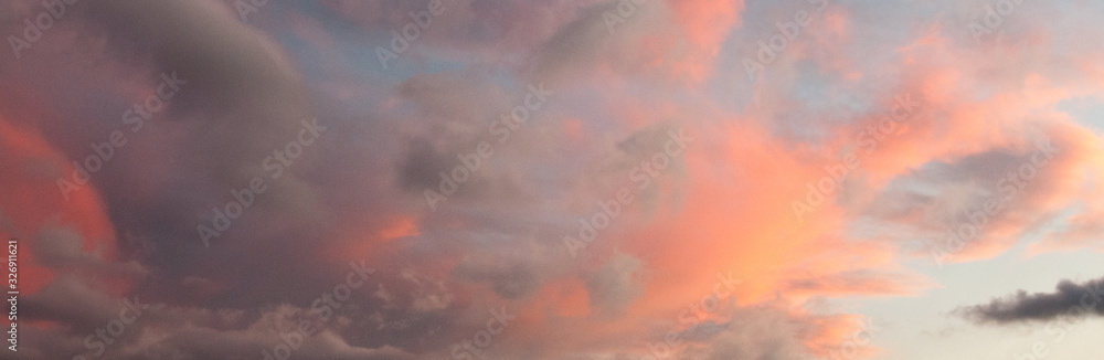 Bannière de ciel avec nuages colorés rose et gris au coucher du soleil et de l'espace pour texte