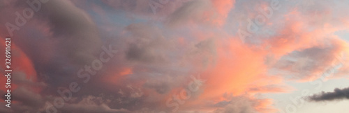 Bannière de ciel avec nuages colorés rose et gris au coucher du soleil et de l'espace pour texte