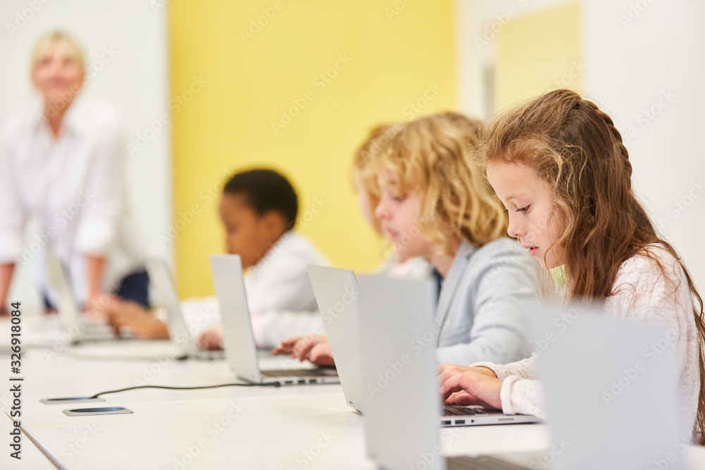 Kinder am Laptop in einer Computer Klasse Kinder am Laptop in einer Computer Klasse
