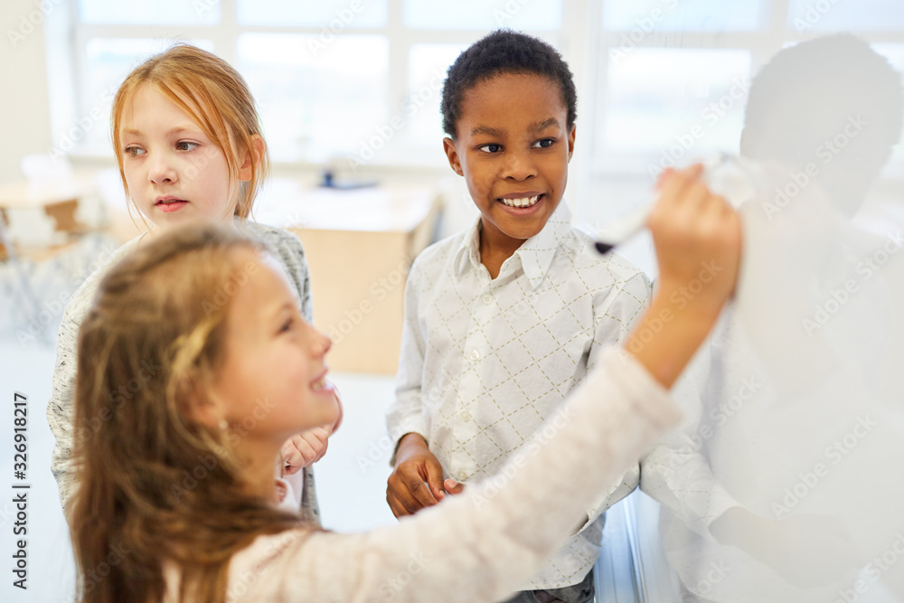 Kinder an der Tafel im Mathematik Unterricht Kinder an der Tafel im Mathematik Unterricht
