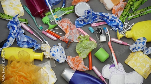 Fotografía Plastic waste and pollution in the bathroom