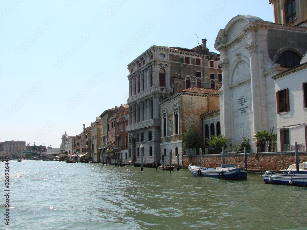 The view from the boat to the ancient buildings of the Venetian streets is amazingly preserved to this day.