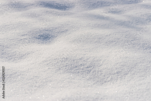 Schneebedeckter Boden an einem sonnigen Tag © Tina Rabus