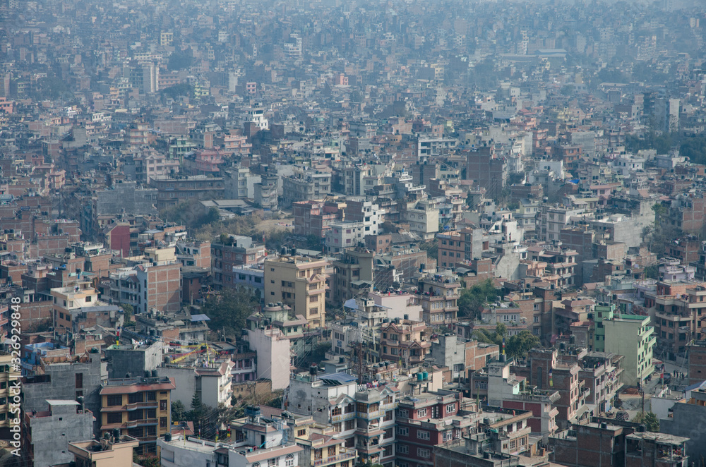 Vista de la ciudad de Katmandú desde la altura con el aire contaminado