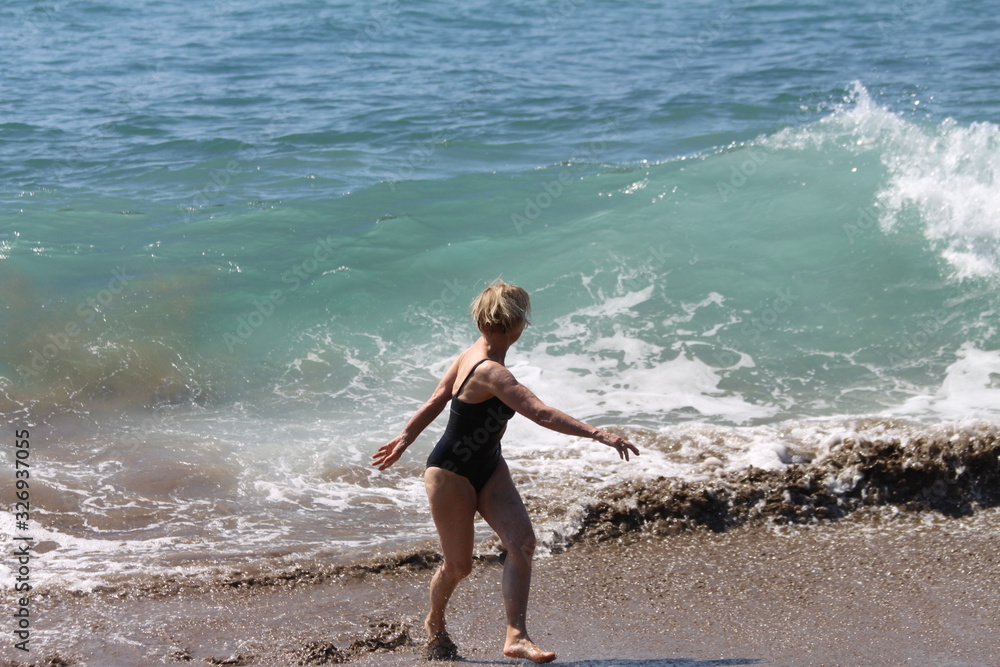Fototapeta premium Mature woman on the pacific ocean waves