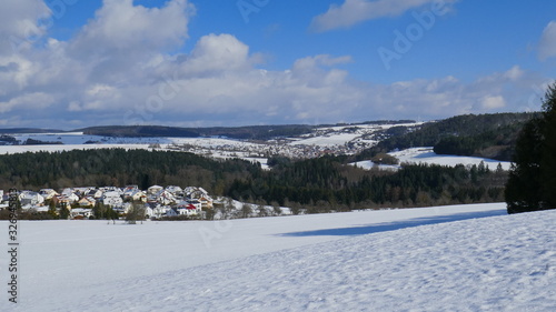 Fototapeta Naklejka Na Ścianę i Meble -  weiter Blick über sonnige Winterlandschaft mit Schnee, Wald und Dörfern im Schwarzwald