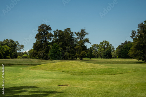campo de golf en dia soleado, paisaje