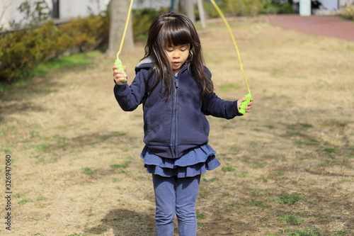 縄跳びをする幼児(5歳児)