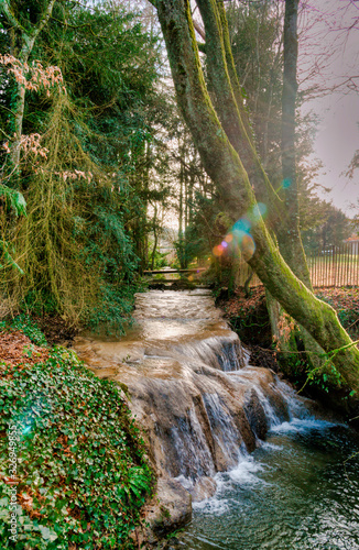 Chute d'eau dans le Sevron à Meillonnas, France photo