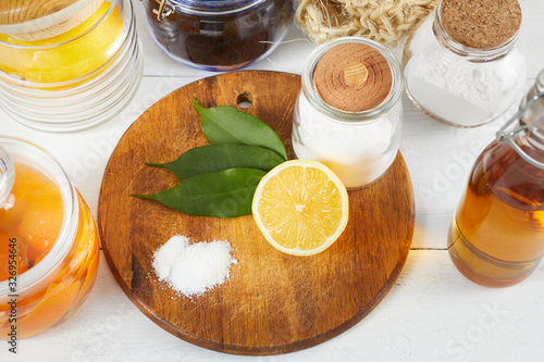 Foto Eco-friendly natural cleaners: baking soda, soap, vinegar, salt, coffee, lemon a