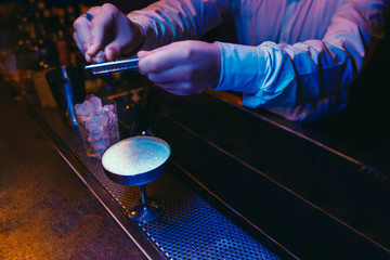 Deken met foto Bar Barman schenkt cocktail paars neonlicht nachtclub  © Andrian