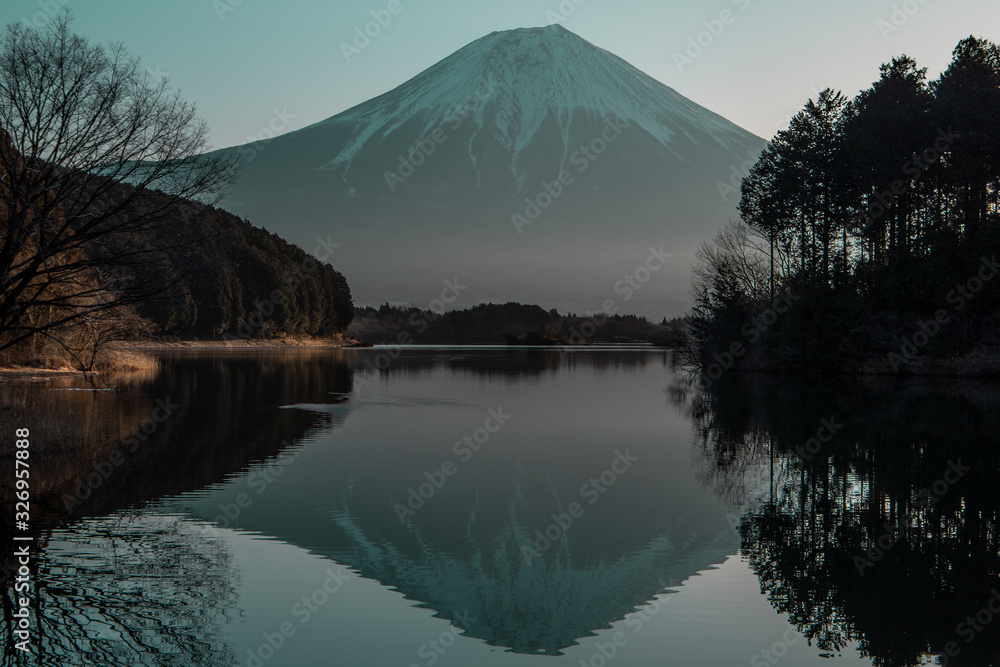 水面に反射する富士山
