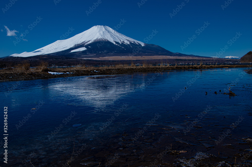 氷に映る富士山