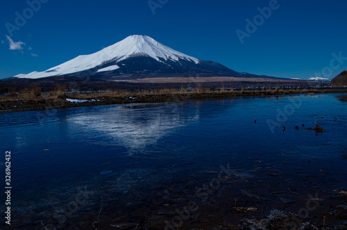 氷に映る富士山