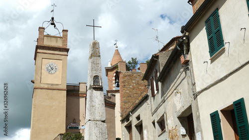 La Salita del Castello con la Torre Civica e la Colonna a Montisi photo