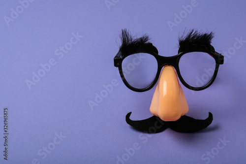 Foto Funny party glasses on lilac background, space for text