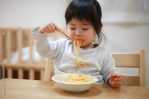 食事で服を汚す女の子 photo