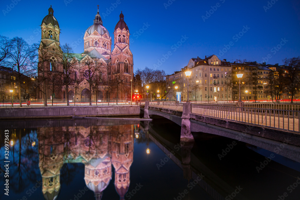Obraz premium Sankt Lukas Kirche in München bei Nacht mit Spiegelung