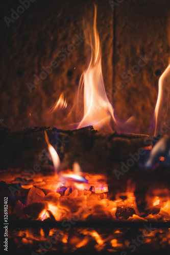 Feuer in Kamin Holzscheit brennt mit Flamme Funken und Glut