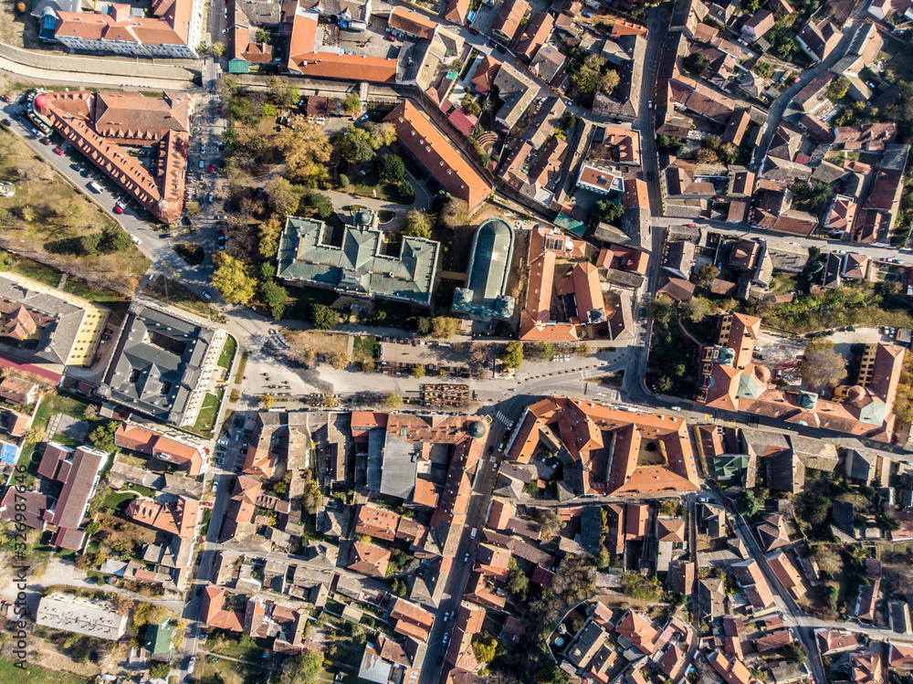 Fototapeta premium widok z lotu ptaka śródmieścia sremskich karlovci