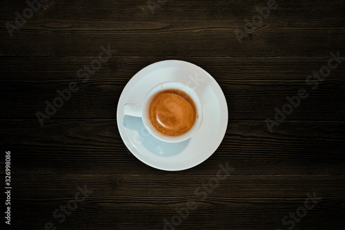 Deliciosa taza de espresso artesanal en un restaurante italiano