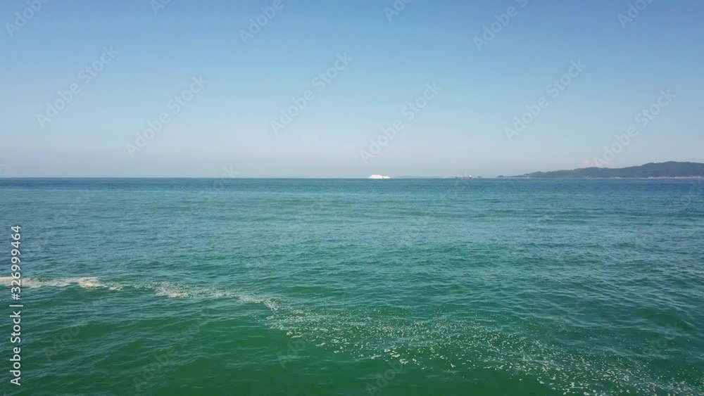 エメラルドの海の上を進む トラックアップ エメラルドの海の上を進む トラックアップ