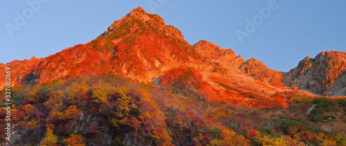 朝陽を浴びて輝くモルゲンロートの山稜(日本・北アルプス 穂高)