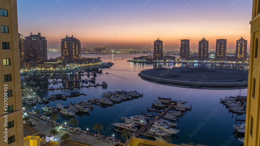 Naklejka premium Evening at the Pearl-Qatar day to night timelapse from top.