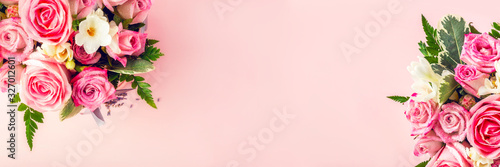 Foto Beautiful and tender bouquet of flowers in the hat box,