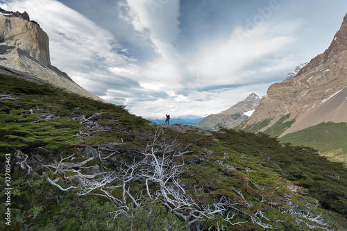 Canvastavla Man hiking in Torres del Paine mountains, mirador Britanico, Chile