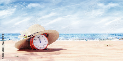 Foto Last minute travel offer with alarm clock on the beach, Summertime background 3D