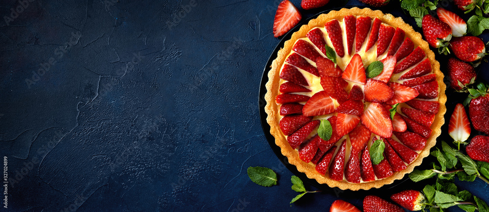 Delicious fresh strawberry tart on trendy dark blue background - obrazy, fototapety, plakaty 