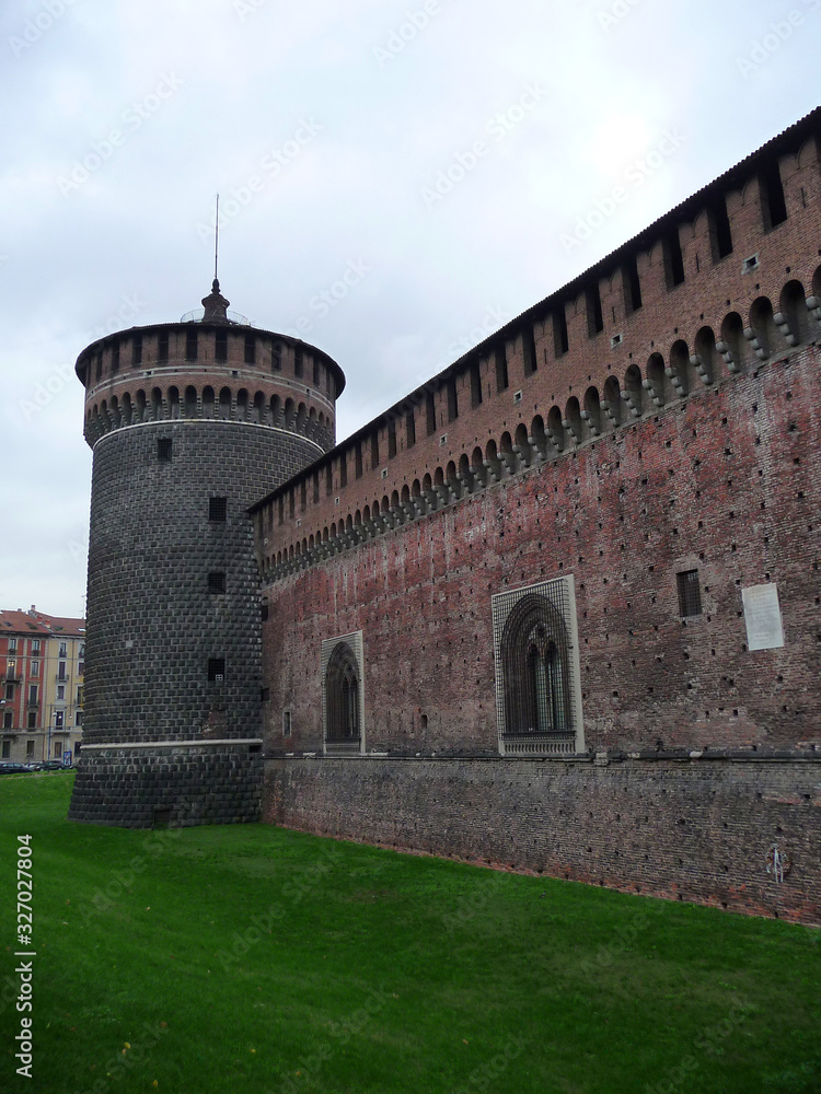 Burgmauer und Wehrturm der Burg Sforza in Mailand.