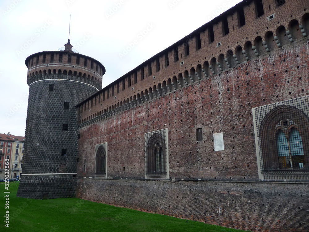 Burgmauer und Wehrturm der Burg Sforza in Mailand. Burgmauer und Wehrturm der Burg Sforza in Mailand.