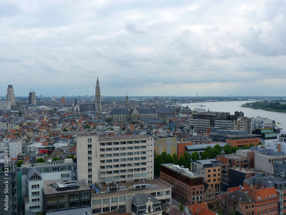 Die Schelde und ein Panorama von Antwerpen.