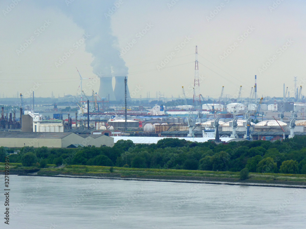 Der Hafen Antwerpen mit dem Kernkraftwerk Doel. Der Hafen Antwerpen mit dem Kernkraftwerk Doel.
