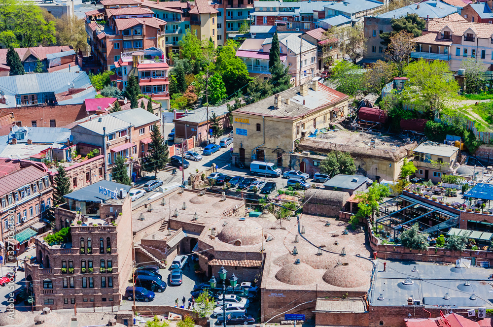 Φωτογραφία View of the old city of Tbilisi and sulfur baths from a height