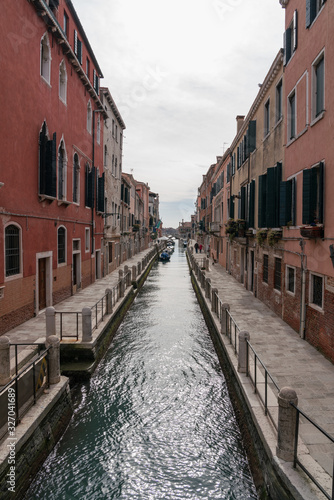 Kanal in Venedig © atmosphius