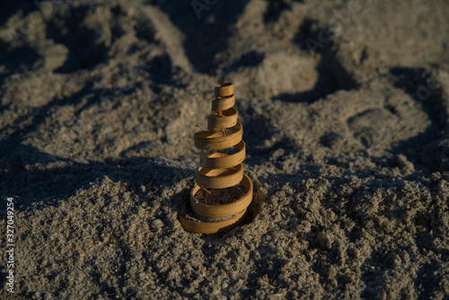 Nahaufnahme einer Muschel und Deko Spirale aus Holz am Strand auf Sanibel Island 