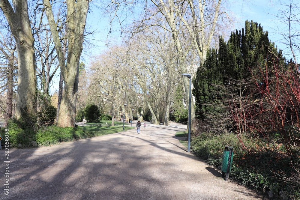 Le parc Micaud - parc public et grand espace de verdure à Besançon, ville de Besançon - Département du Doubs - Région Bourgogne Franche Comté - France