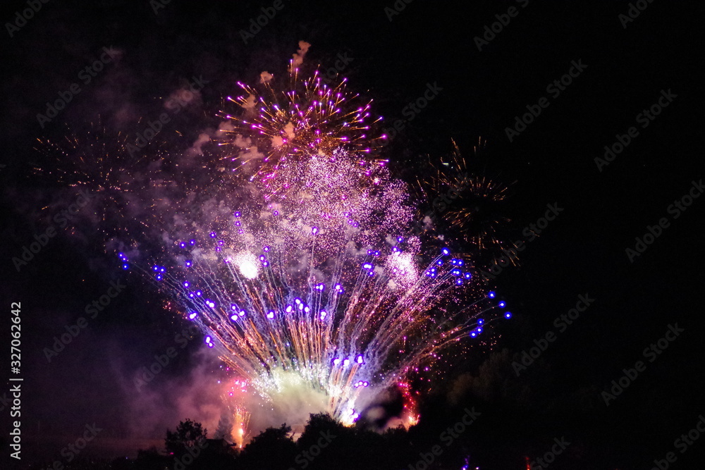 Feuerwerk Silvester See in Flammen Lichtermeer knallig bunt Neujahr Feuerwerk Silvester See in Flammen Lichtermeer knallig bunt Neujahr