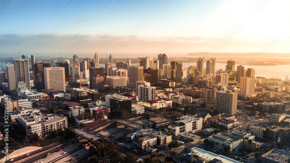 Fototapeta premium Downtown San Diego Skyline Buildings At Sunset