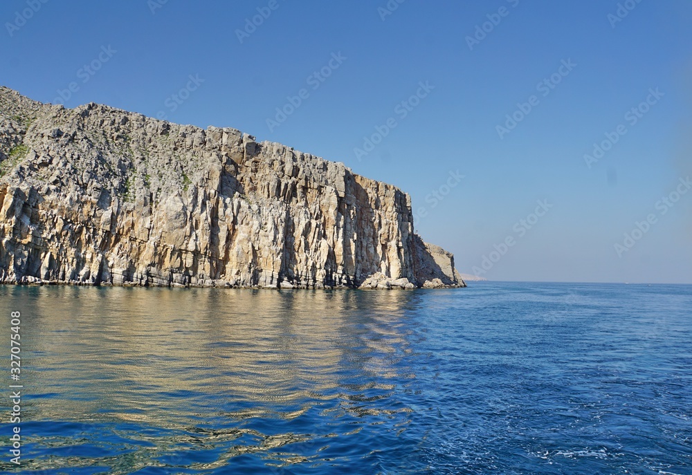 fjordlandschaft und dhau im oman fjordlandschaft und dhau im oman