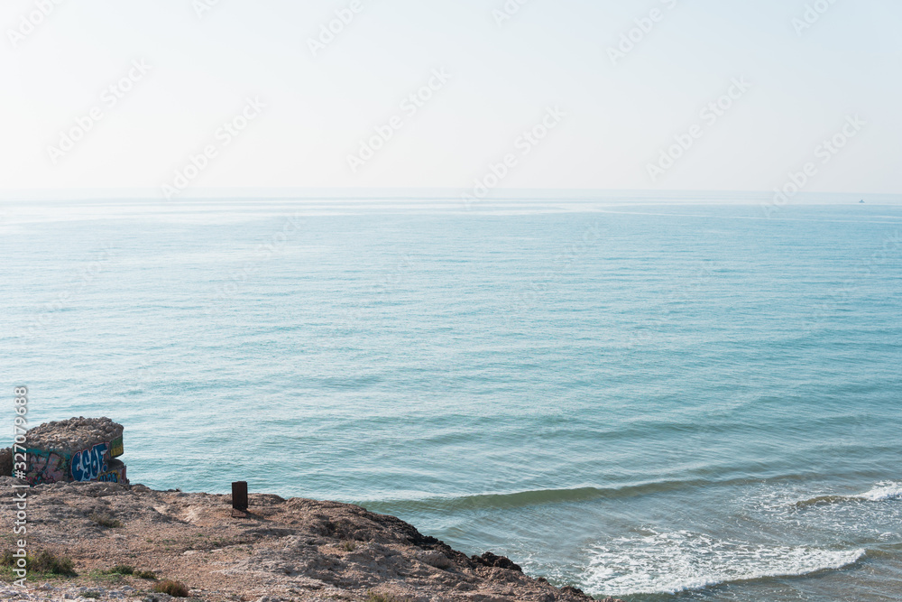 Costa de mar con aguas azuladas