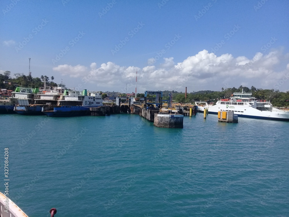 Visão do Ferry Boat para a Ilha Itaparica